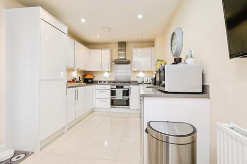 4 bedroom link detached house for sale, Meadow Drive, Aveley, South Ockendon, Essex, RM15