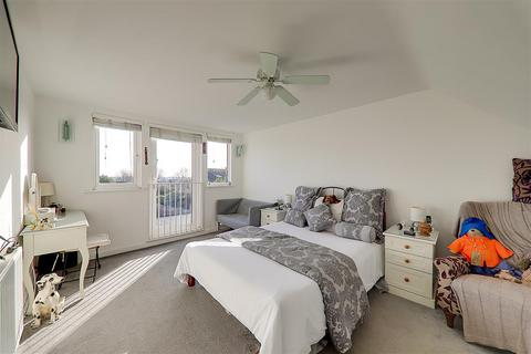 3 bedroom chalet for sale, Arundel Road, Worthing BN13
