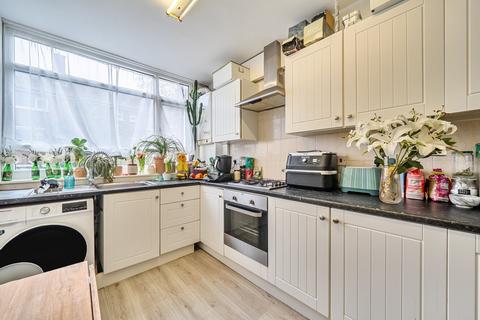 Shoreham Close, Putney, London, SW18