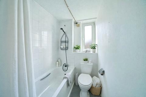 1 bedroom flat for sale, Old Barrowfield, London, E15