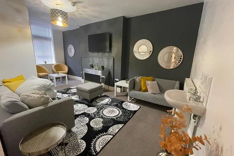 8 bedroom maisonette to rent, West Street, Brighton