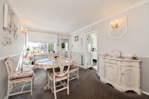 2 bedroom bungalow for sale, Dorset Gardens, Rochford, Essex, SS4
