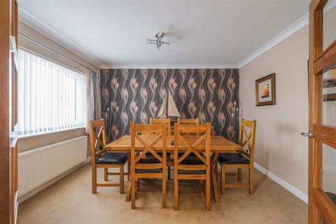 4 bedroom detached bungalow for sale, Inglewood Avenue, Huddersfield HD2
