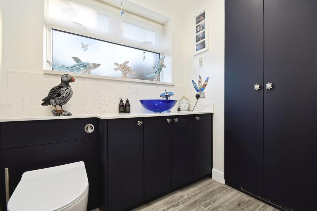 Modern Cloakroom/Wc