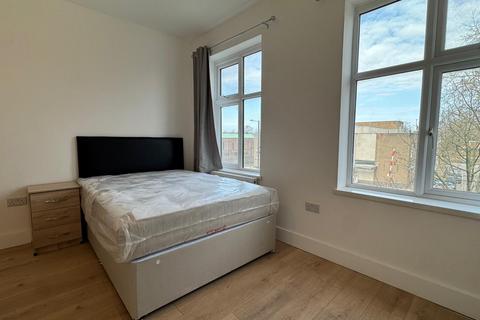 1 bedroom in a house share to rent, Room 4, The Broadway, Greenford, UB6