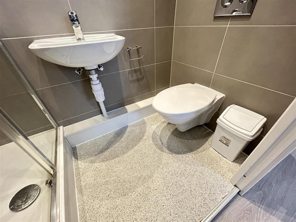 Shower room 1.jpg
