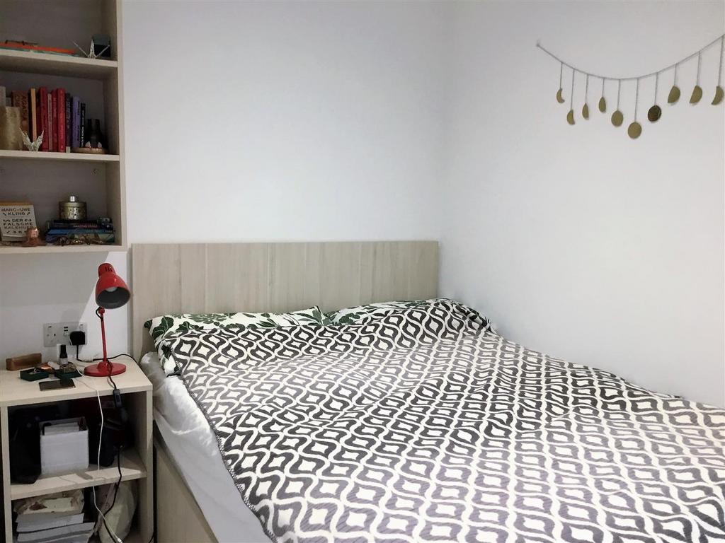 12 Queningate crt bed a.JPG