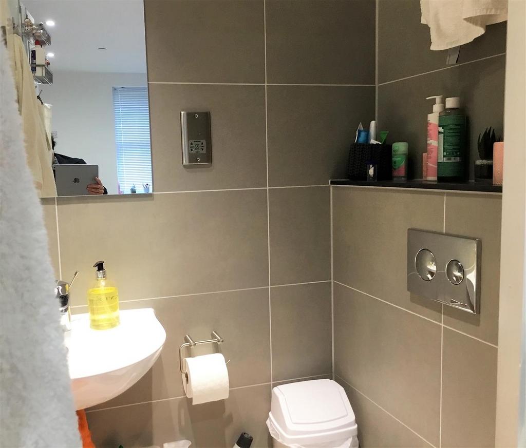 12 Queningate crt shower b.JPG