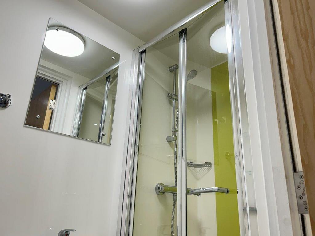 SHOWER ROOM.jpg