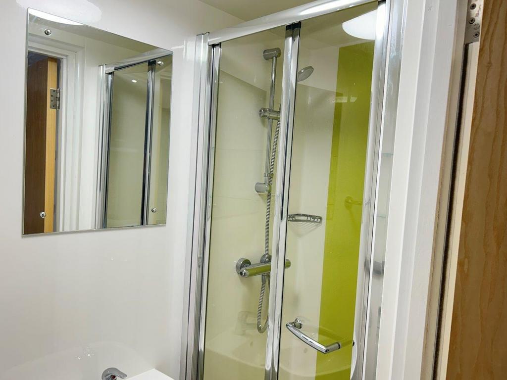 SHOWER ROOM 4.jpg