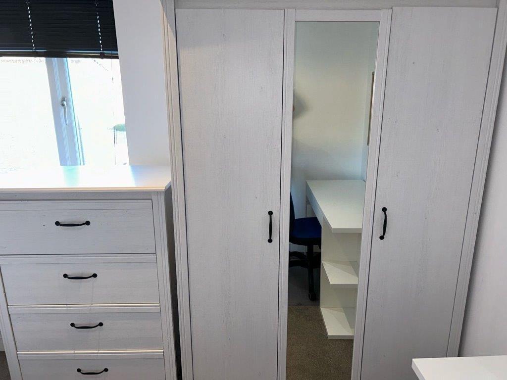 BEDROOM 1.1.jpg