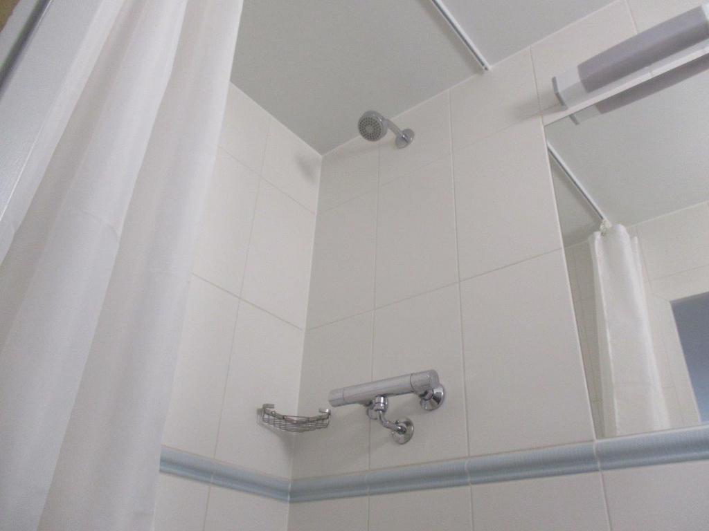 7 Kiln Court Shower 2 2017.jpg