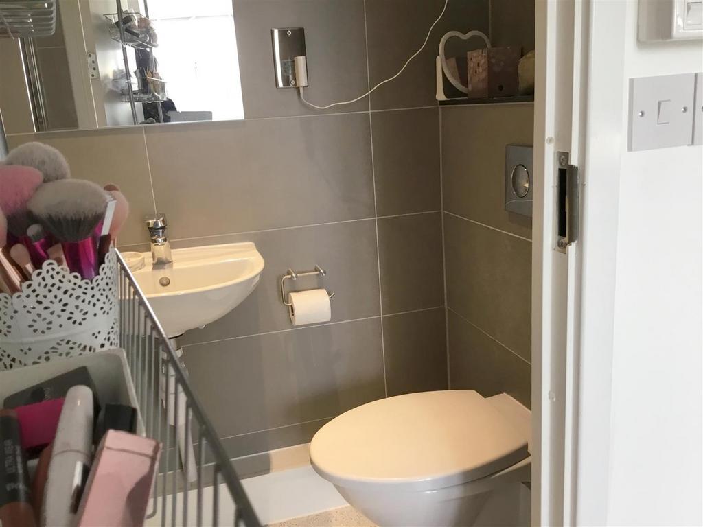 21 Queningate court bath b.JPG