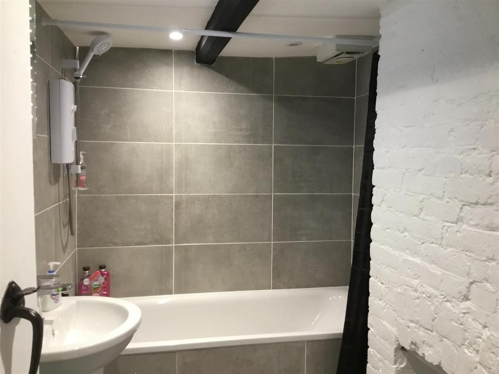 41 Broad St shwer 2a.JPG
