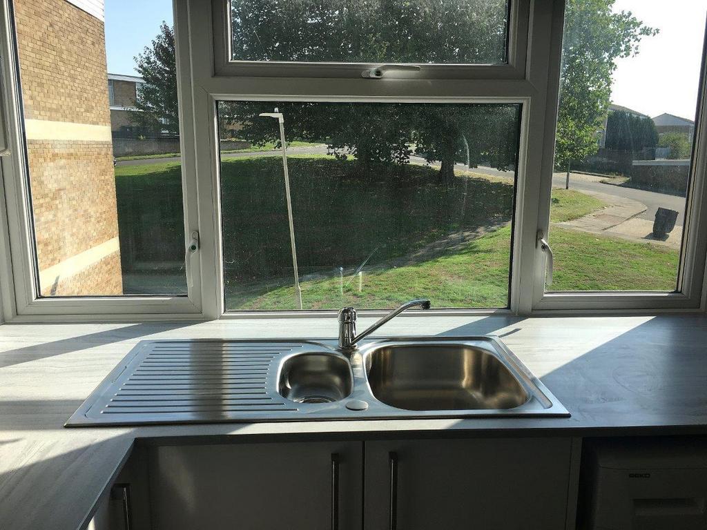 17 Hawe Close kitchen 1.4.jpg