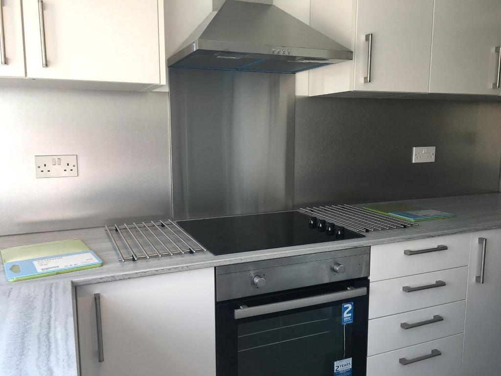 17 Hawe Close kitchen 1.5.jpg
