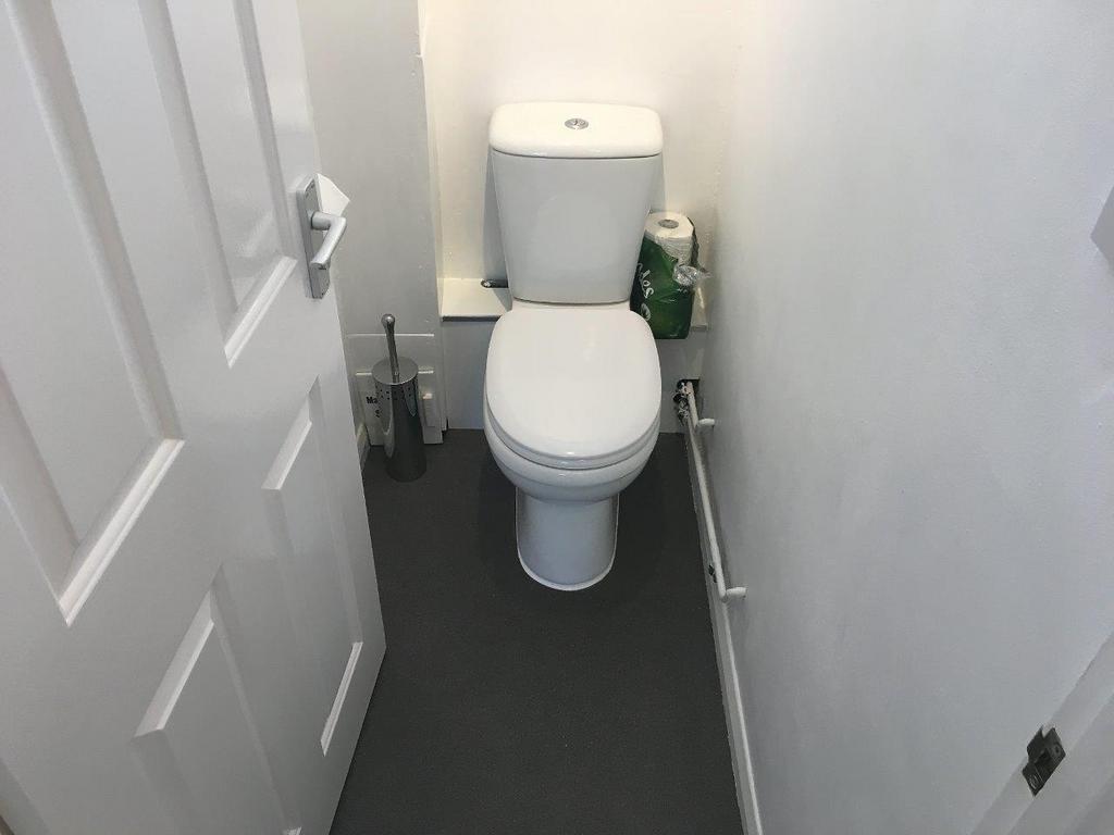 17 Hawe Close wc.jpg