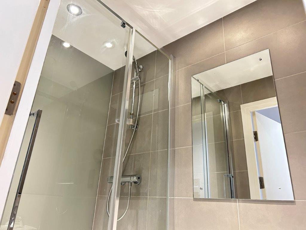 SHOWER ROOM.jpg