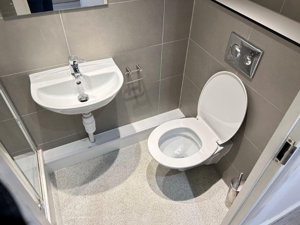 SHOWER ROOM 1.jpg