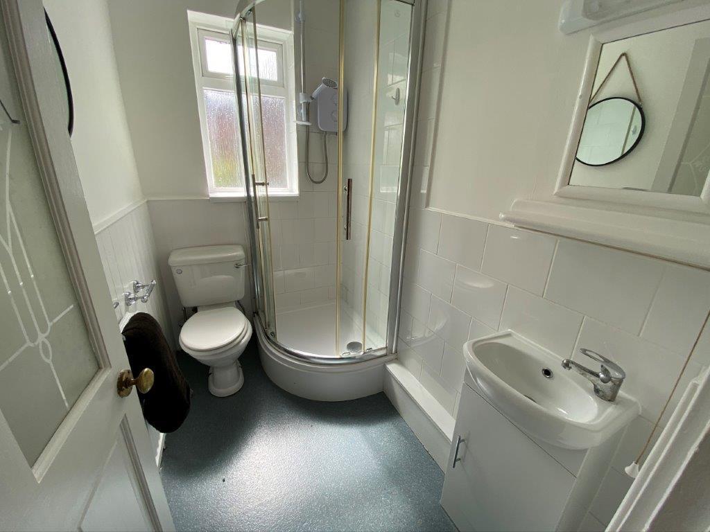 SHOWER ROOM.jpg