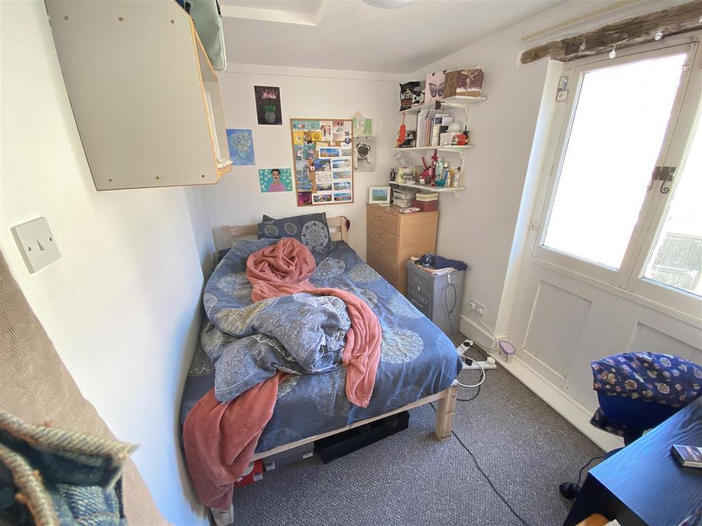 Bed 3(b).JPG