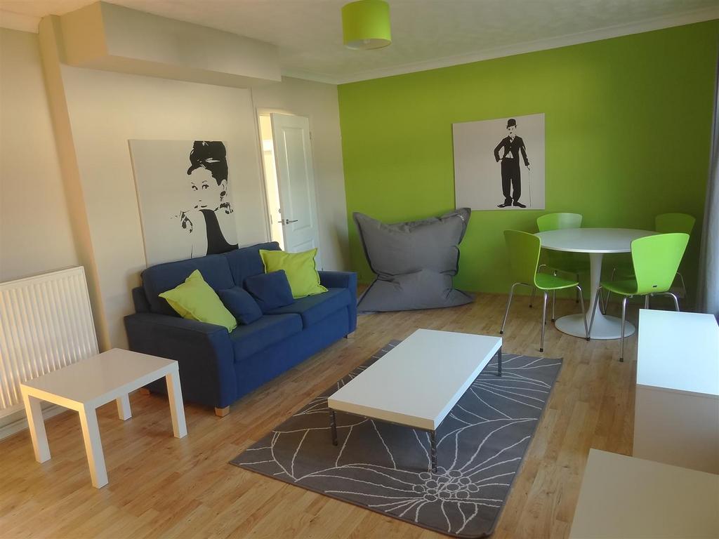 18 Sancroft Avenue - Lounge.JPG