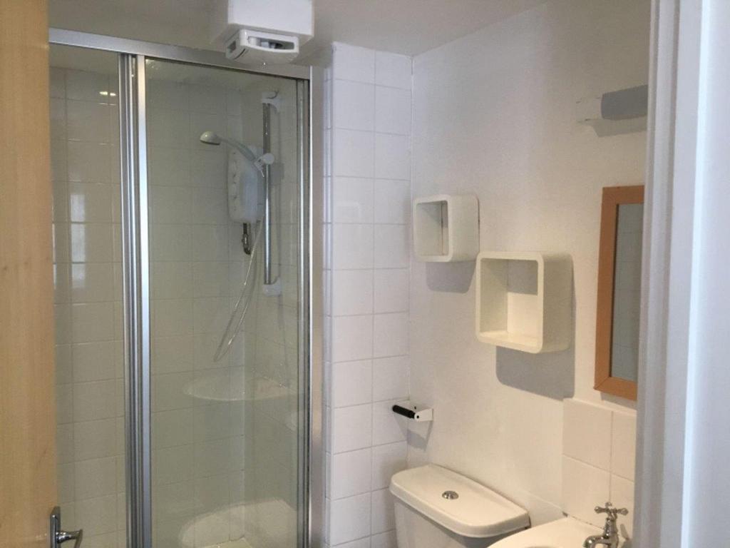 5 Holters Mews Bathroom1.2.jpg