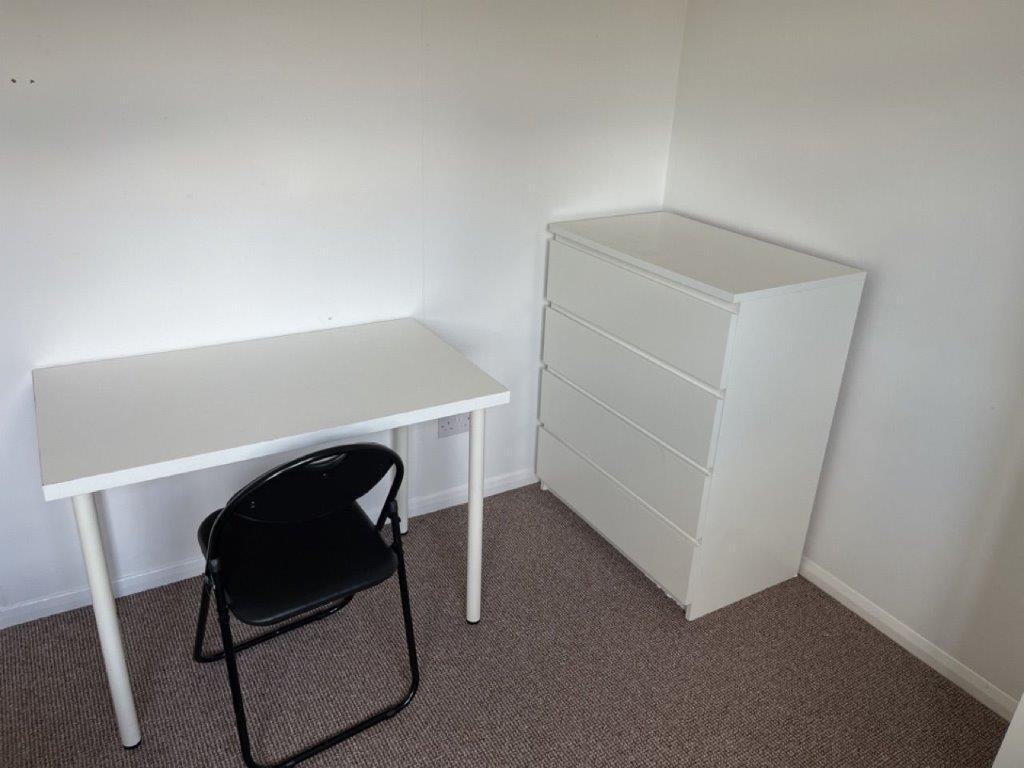 BEDROOM 4.4.jpg