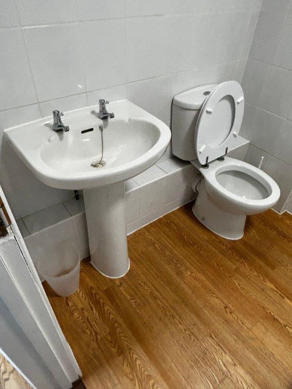 SHOWER ROOM 1.jpg