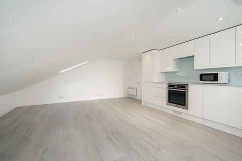 2 bedroom flat to rent, Cresswell Road Twickenham TW1