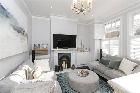 2 bedroom flat for sale, Queenstown Road, London