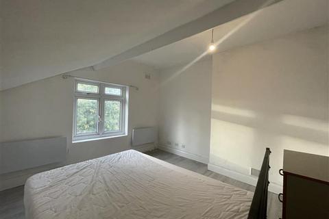 Studio to rent, 38 Conyers Road, London, SW16