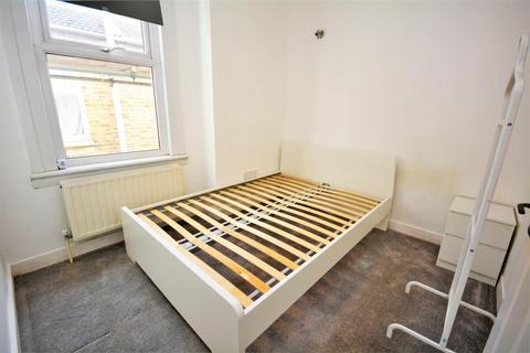 2 bedroom maisonette to rent, University Road, Tooting, London, SW19