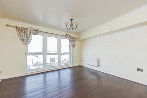 2 bedroom flat for sale, Admirals Way, Gravesend, Kent, DA12