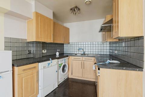 2 bedroom flat for sale, Admirals Way, Gravesend, Kent, DA12