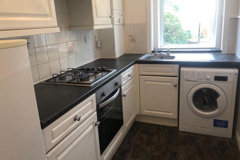 2 bedroom ground floor flat to rent, Stenhouse Gardens North, Edinburgh EH11