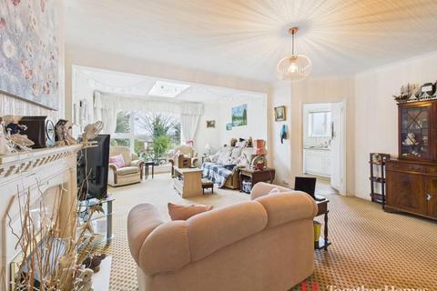 2 bedroom bungalow for sale, Havering Road, Romford
