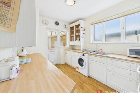 2 bedroom bungalow for sale, Havering Road, Romford