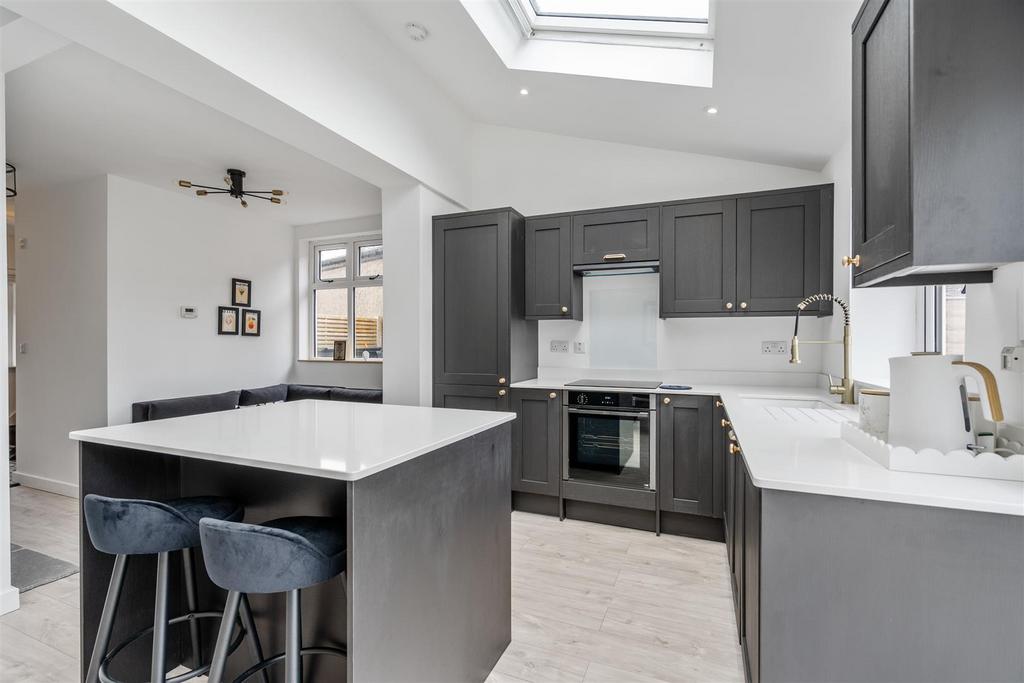 6 Kingswood Close 3.jpg