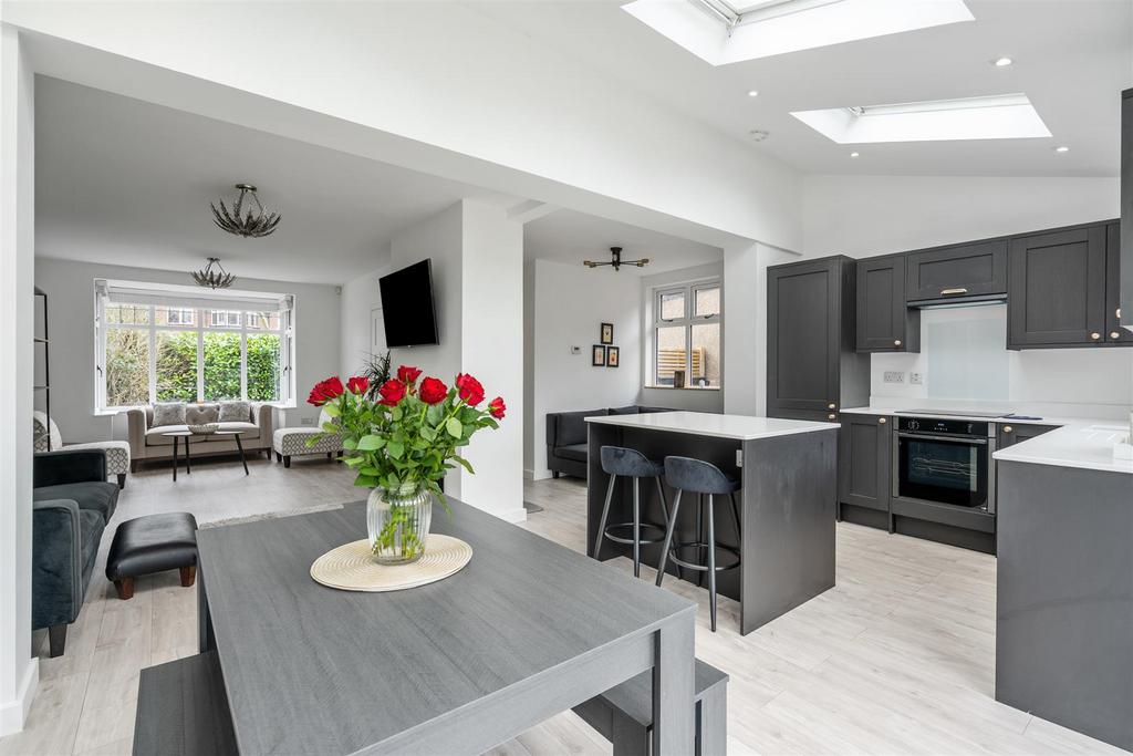 6 Kingswood Close 2.jpg