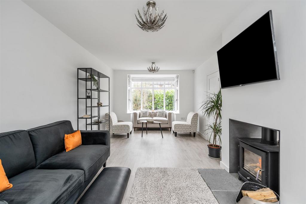 6 Kingswood Close 1.jpg