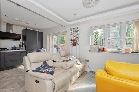 3 bedroom flat for sale, Russell Green Close, Purley, CR8