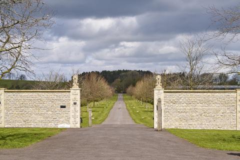 6 bedroom property for sale, estate, London BA5