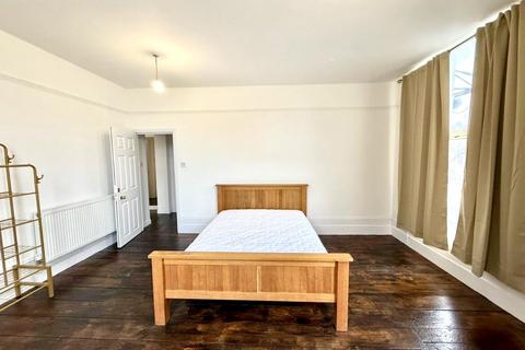 4 bedroom flat to rent, Caledonian Road, London  N7
