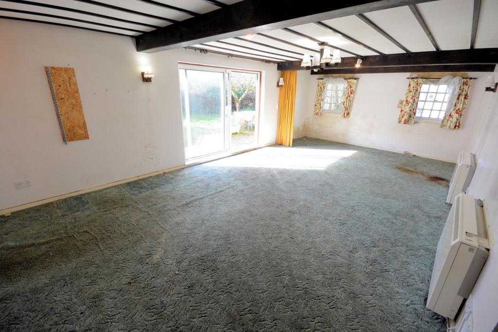 Sitting/dining room