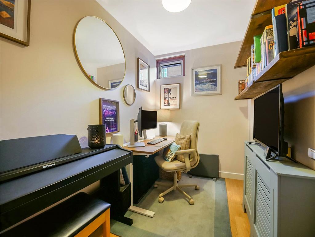 Bedroom 2/Office