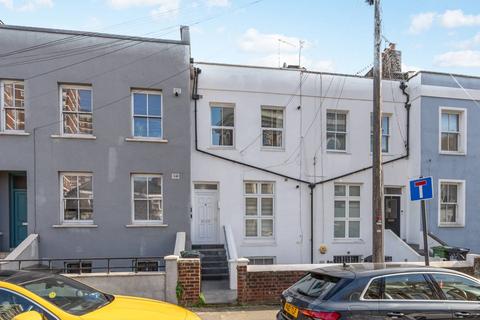 Studio to rent, Woodstock Grove, Shepherd's Bush, London, W12