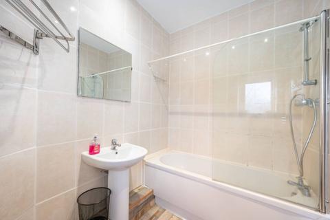 Studio to rent, Woodstock Grove, Shepherd's Bush, London, W12