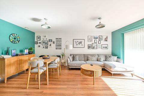 2 bedroom flat for sale, Meadowview Road, Raynes Park, London, SW20