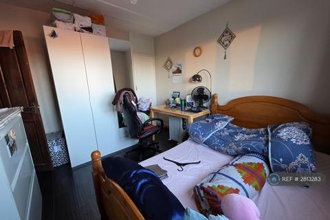 undefined, Wickford St, London, E1